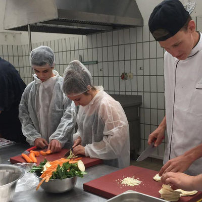 Bild vergrern: Die bulgarischen Jugendlichen erhielten beim Besuch der Beruflichen Schulen Kehl Einblick, wie Restaurant- und Hotelfachleute, Kche und Kchinnen in Deutschland ausgebildet werden und testeten gleich die Kochmglichkeiten in der Ausbildungskche.